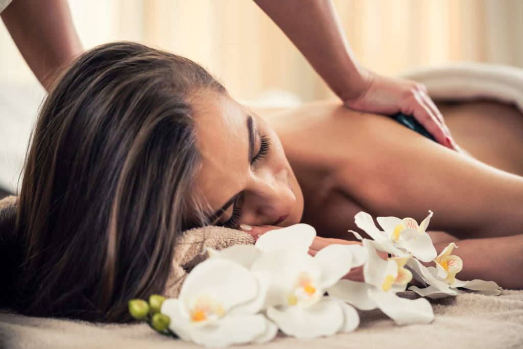 Wellnessmassage als Körperbehandlung durch geschulte Hände